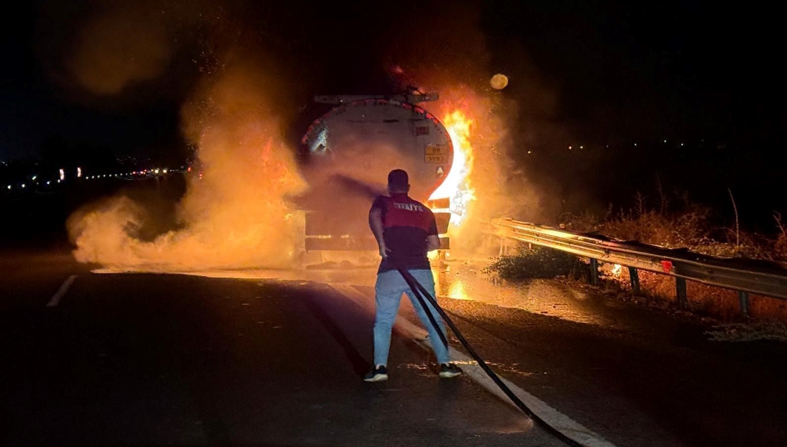 akaryakit yuklu tanker alev aldi D6TPJ9f6