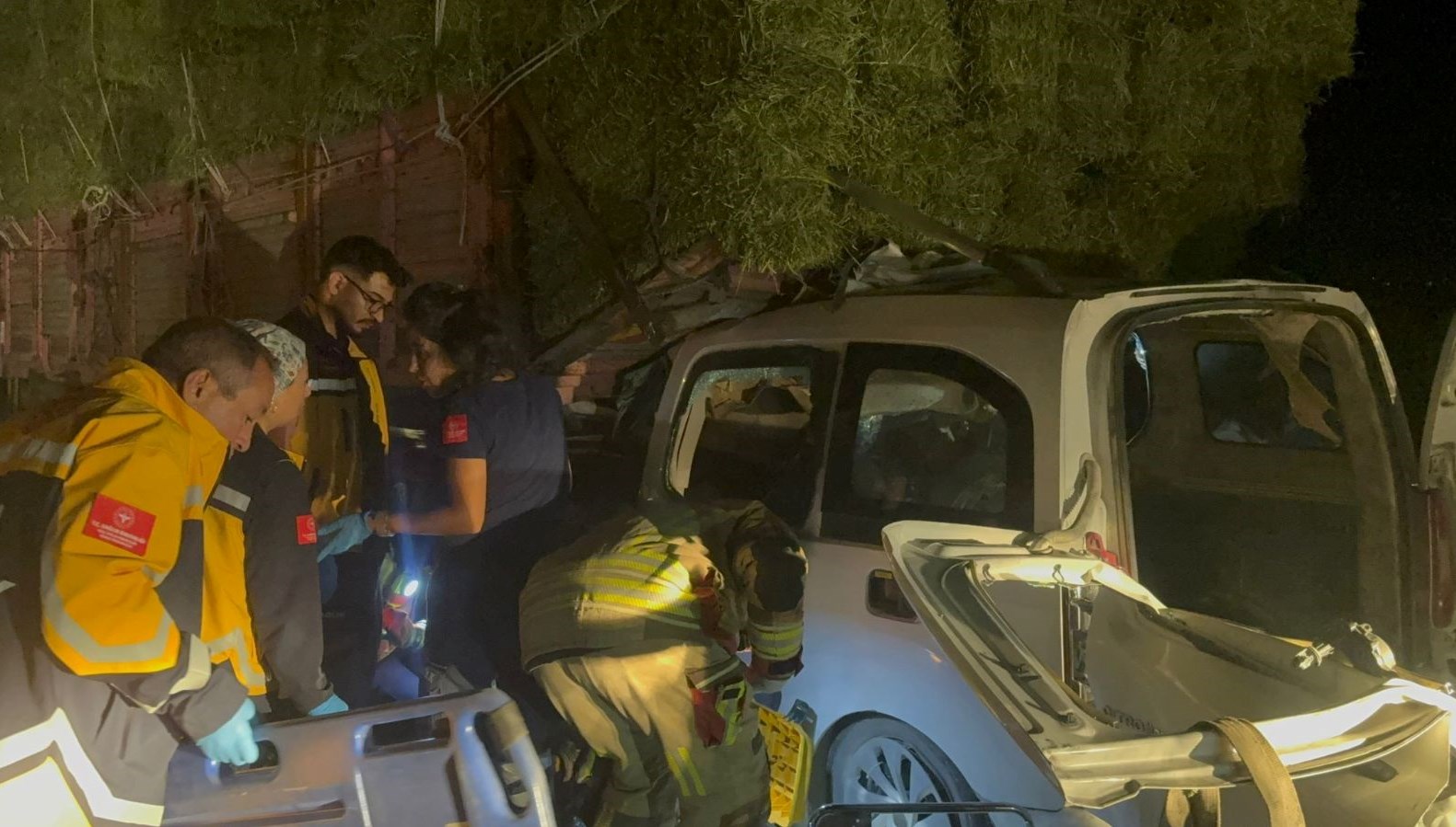 arac kamyonun altina girdi 2 olu 1 yarali dargKEWZ