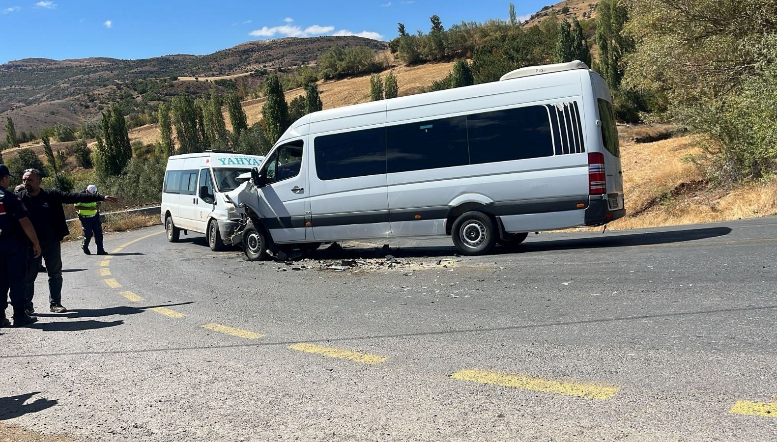 kayseride iki minibus kafa kafaya carpisti 13 yarali phm2xs8W