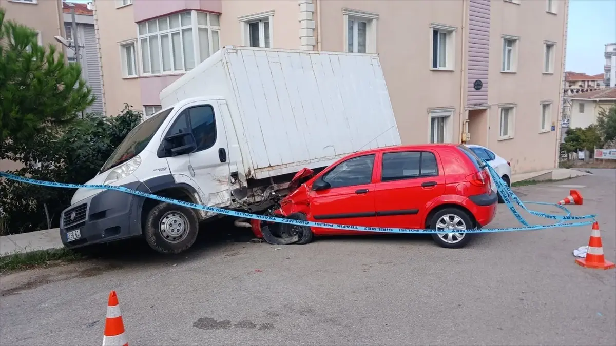 sinopta trafik kazasi 3 yarali dSD3EEIC