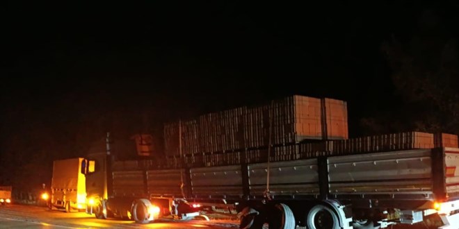 burdurda otomobille tirin carpistigi kazada 1 kisi oldu EwWLMhWl.jpg