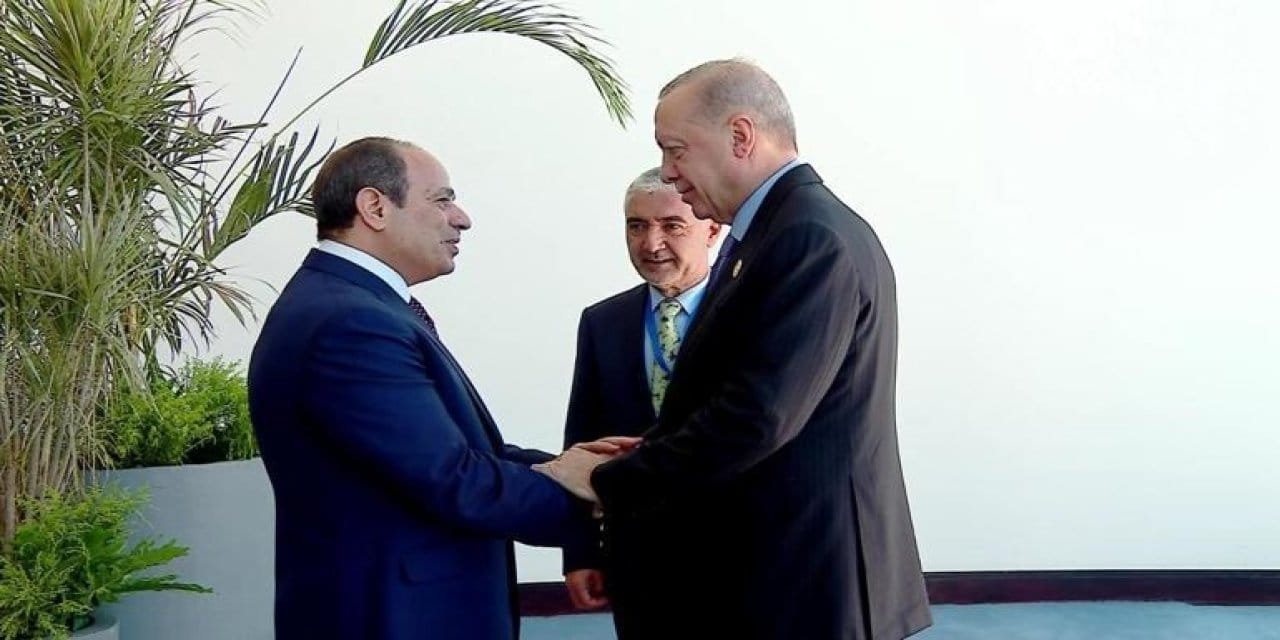 erdogan misirda sisi karsiladi AqLIZiV7.jpg