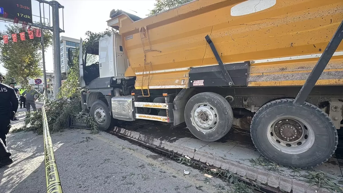 freni arizalanan kamyon 7 konteyneri devirdi JXqmERlE