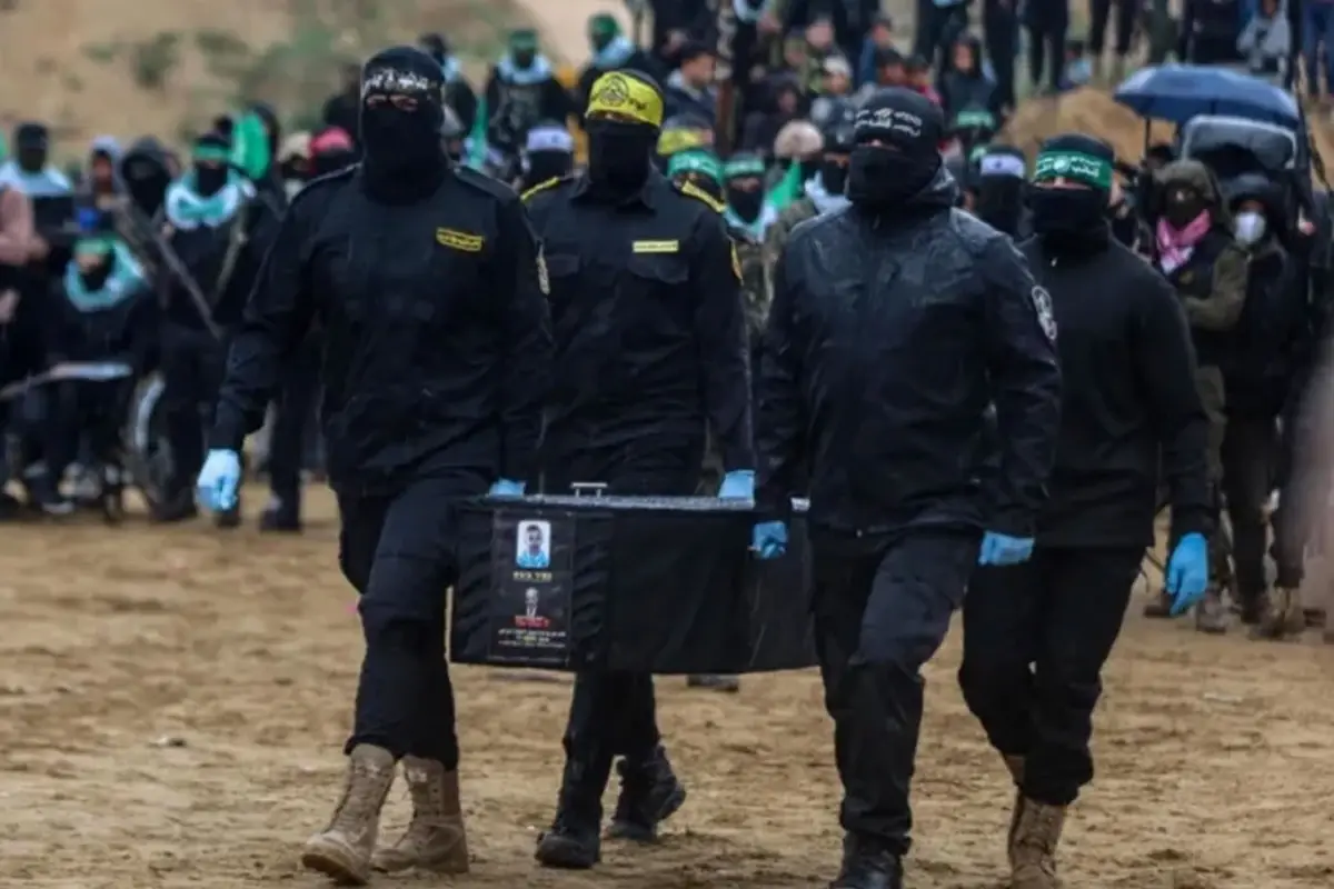 hamas trumpin aciklamalarindan sonra israilli esirlerin cenazelerini teslim etmeye basladi KFIGCMVg.jpg