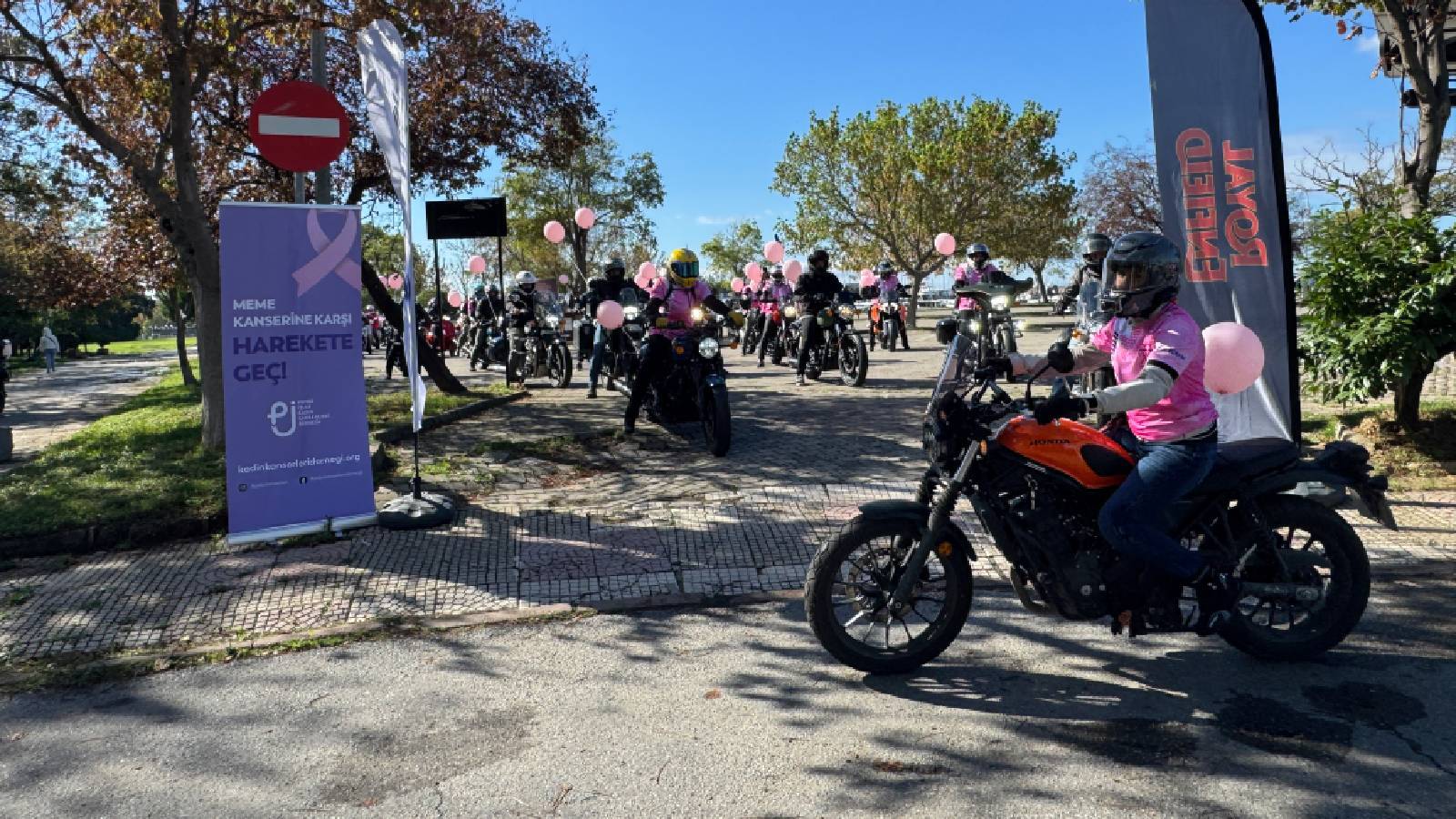 kadikoyde meme kanserinde farkindalik icin motosiklet ve bisiklet turu gScjZVwP.jpg