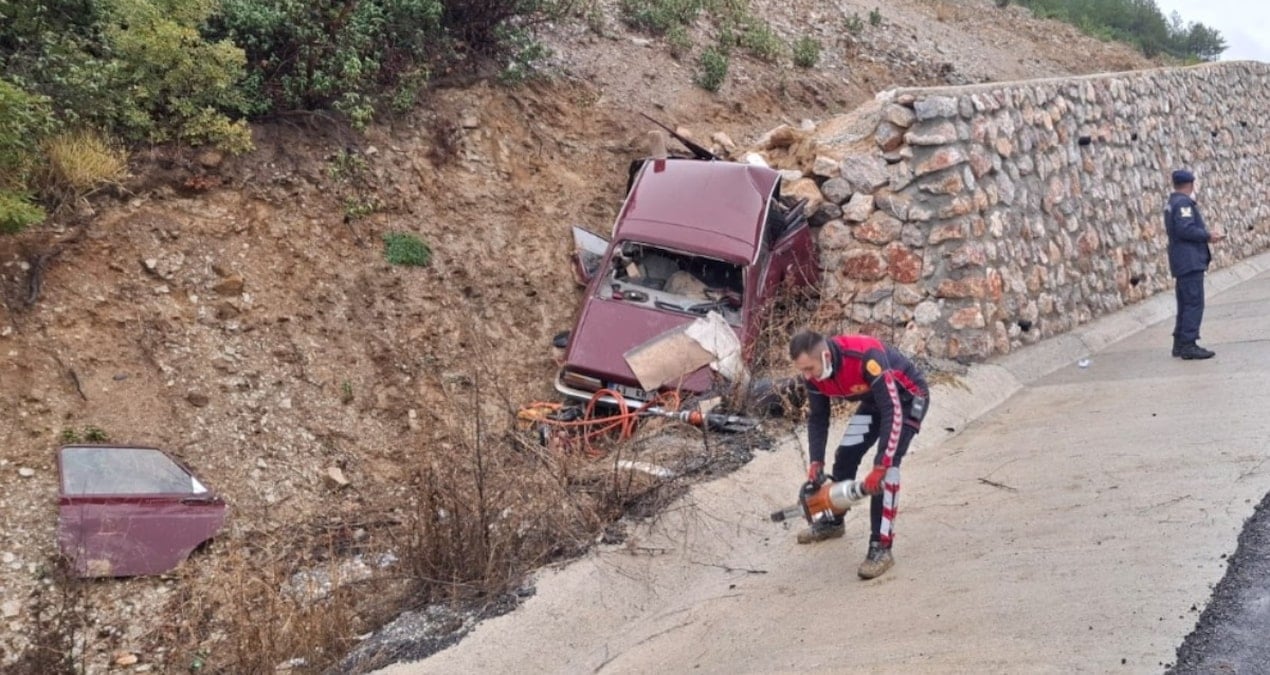 kutahyada otomobil istinat duvarina carpti 1 olu 1 yarali cBTMqm5p