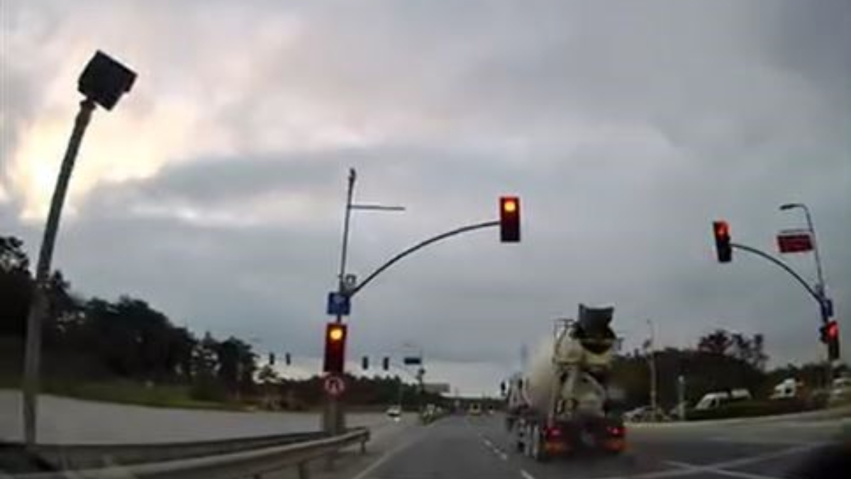 istanbulda kirmizi isik ihlali sonrasi suruculer olumden dondu 98Px4DEG.jpg