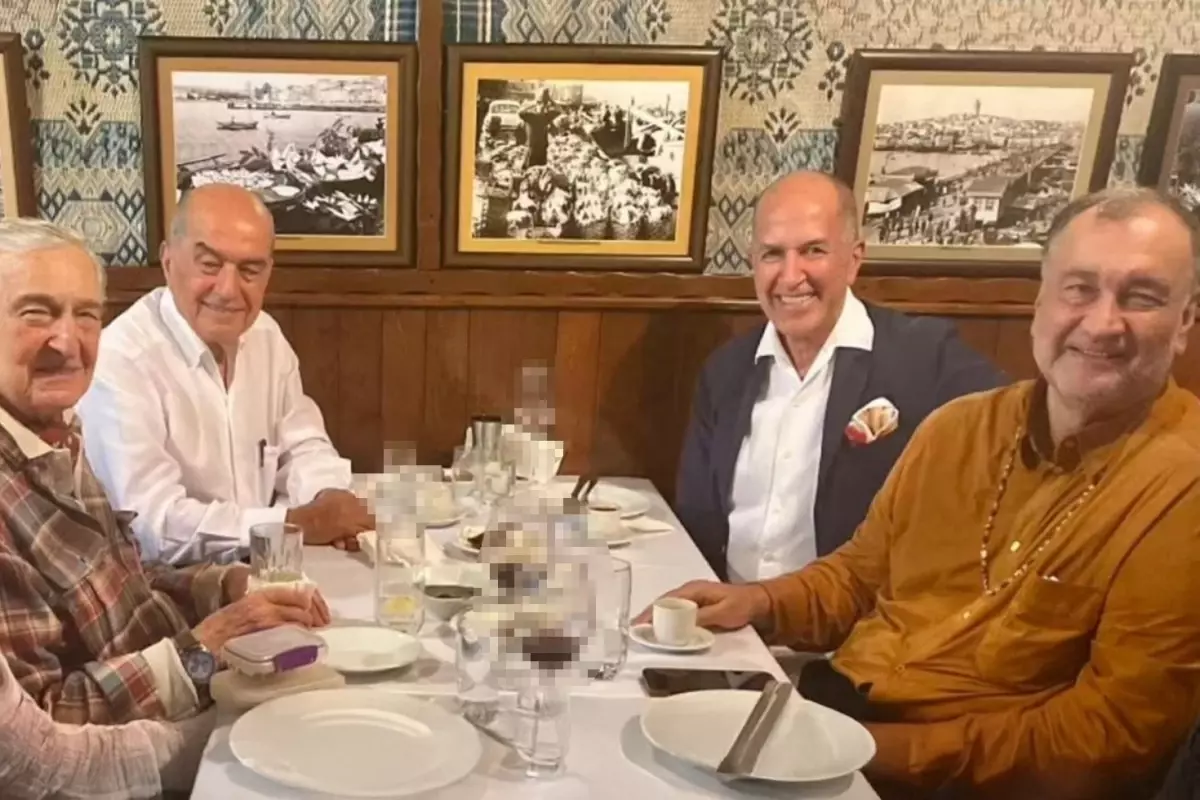 murat ulker ve rahmi kocun mutevazi aksam yemegi masadaki detay dikkatlerden kacmadi jMsXDLyl.jpg