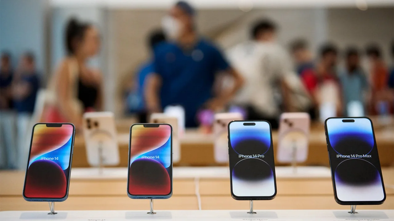Tim Cook: iPhone Yetiştiremiyoruz